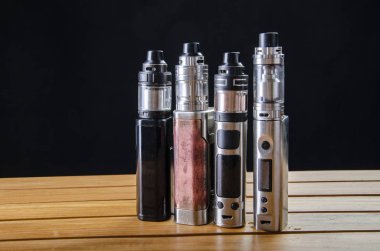 Popüler vaping e cig aygıtları mod.electronic sigara ahşap arka plan üzerinde. Buharlaştırıcı e-cig eski aygıt modeli. 