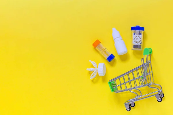 Gecelik görüş düzeltmesi için alışveriş arabası ve ekipmanlarla yatıyordu: göz damlaları, kaplar, lensler