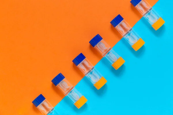 Renkli düz görüş düzeltme mercekleri mavi ve turuncu arka planda seyahat konteynerleri