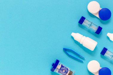 Göz damlası, konteynır, lens, twizzlers mavi arka plan üzerinde düz görüş düzeltme ekipmanı 
