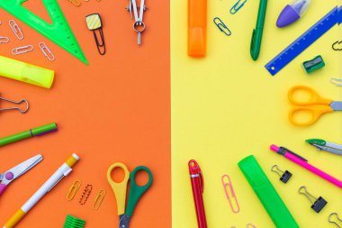 Okul gereçleri çerçevesindeki metinleriniz için boş kopya alanı kalem, kalem, cetvel, makas, keski, kalem, ataç, ayırıcı olarak kullanın. Parlak arkaplanda kırtasiye malzemesi olan yaratıcı düz yatak.