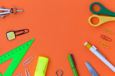 Kalem, kalem, cetvel, makas, keskinleştirici, ataç, bölücü olarak okul malzemelerinin yarı daire çerçevesindeki metniniz için boş kopya alanı. Parlak sarı arkaplanda sabit duran yaratıcı düz bir taban..