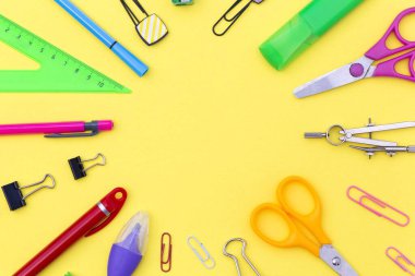 Okul gereçleri çerçevesindeki metinleriniz için boş kopya alanı kalem, kalem, cetvel, makas, keski, kalem, ataç, ayırıcı olarak kullanın. Parlak sarı arkaplanda kırtasiye malzemesi olan yaratıcı düz yatak.