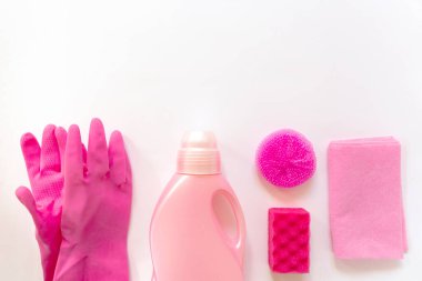 Sarı sprey, pembe eldivenler, turuncu bez. Oda servisi ve temizlik konsepti.