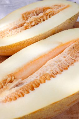 Tohumları olan tatlı, büyük, lezzetli bir kavunun iki yarısı. Organik gıda konsepti.