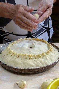 Kapalı turtayı et ve patatesle dekore etme süreci. Ev yapımı lezzetli yemekler.. 