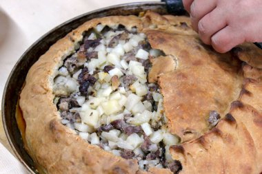 Kapalı etli turta kesiyorum. Ulusal mutfak servisi.