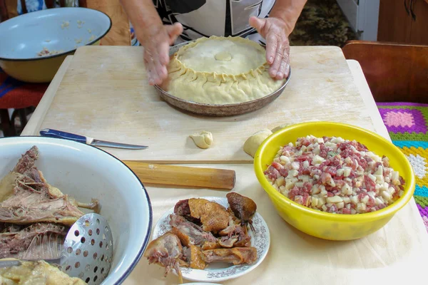 Kuchen Mit Fleisch Zubereiten Mit Geschnittenem Fleisch Und Kleinen Geräten — Stockfoto