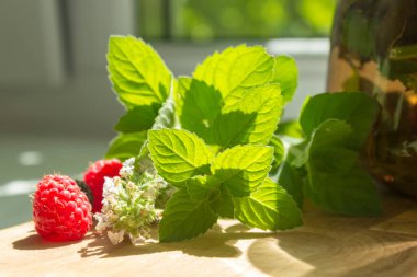 Nane, Melissa ve ahududu gün ışığında masanın üstünde. Sabah rutini