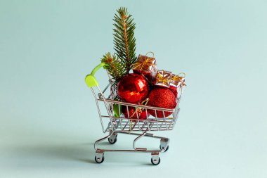 Hediyeler ve yeni yıl süslemeleriyle dolu alışveriş arabası. Yeni yıl ve Noel kış indirimi konsepti