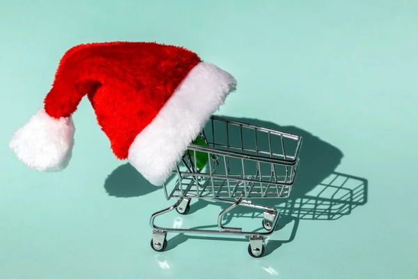 Shopping Vagn Tomte Hatt Jul Och Nyår Shopping Försäljning Koncept — Stockfoto