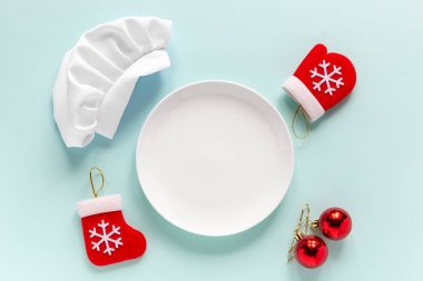 Beyaz boş tabak, şef şapkası ve yeni yıl süslemeleri ortası da fotokopi odası. Noel için menü hazırlıkları