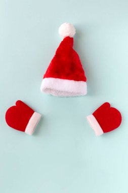 Noel Baba şeklinde şapkalar ve eldivenler figürün ortasında yazı için bir yer var. Yeni yıl ve noel dairesi fotokopi alanı ile yatıyordu