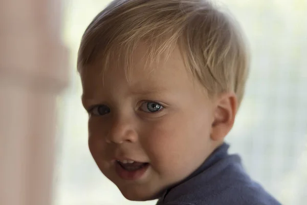 Foto van de schattige baby boy, close-up portret van schattig kind op onscherpe achtergrond, zoete peuter met blauwe ogen, gezonde kindertijd, perfecte Kaukasische zuigeling, mooie jongen, onschuld concept — Stockfoto