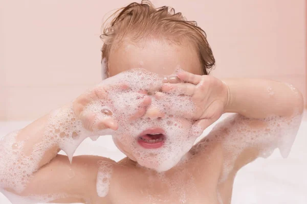 Хлопчик потирає очі у ванній. Немовля в піну. Портрет крупним планом. Милий малюк із закритими очима — стокове фото