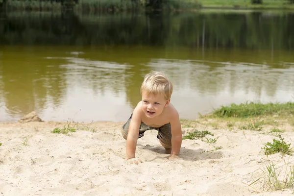 Μικρό αγοράκι, παίζοντας στην παραλία. Καλοκαιρινή διασκέδαση νερό — Φωτογραφία Αρχείου