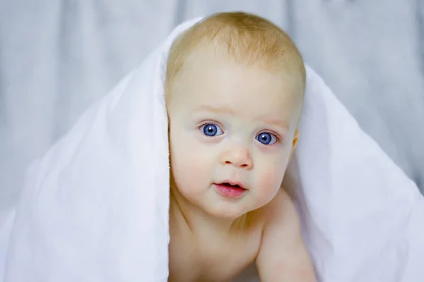Bebe Fille Portant Une Serviette Blanche Ou Overal Hiver Dans La Chambre Blanche Ensoleillee Image Libre De Droit Par Romrodinka C