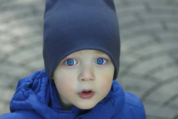 Bilden av söt baby boy, närbild porträtt av bedårande barn, söta barn med blå ögon, friska barndom, perfekt kaukasiska spädbarn, härlig kid oskuld koncept — Stockfoto