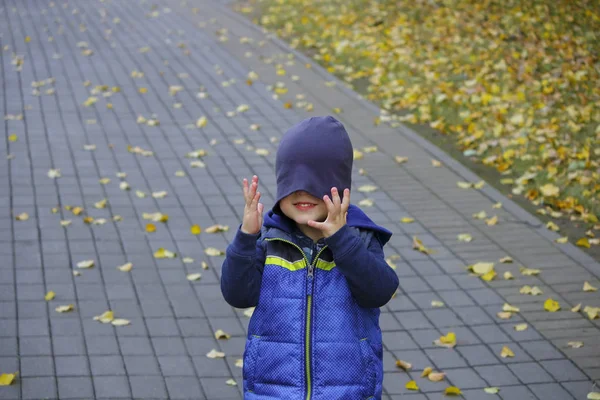 Foto van de schattige babyjongen met hoed op zijn ogen, close-up portret van schattig kind, zoete peuter met blauwe ogen, gezonde kindertijd, perfecte Kaukasische zuigeling, mooie jongen, onschuld concept — Stockfoto