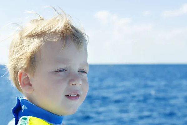 Knappe jongetje tegen zeegezicht. Kopiëren van ruimte — Stockfoto