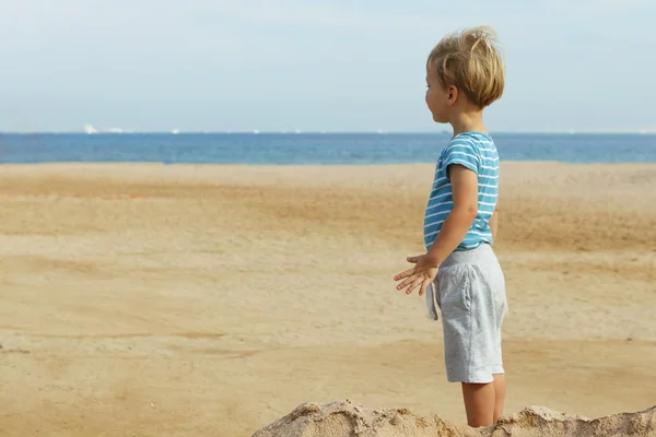 Mały chłopczyk na plaży z widokiem na morze. Miejsce. — Zdjęcie stockowe