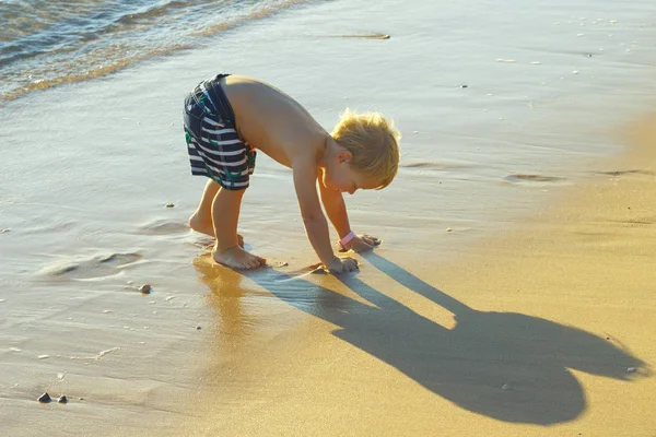 Μικρό αγόρι παίζοντας στην παραλία. Διακοπές στο παραθαλάσσιο θέρετρο — Φωτογραφία Αρχείου