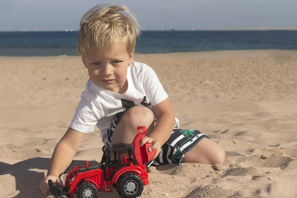 Chłopiec Dziecko Kaukaski Gry Ciągnika Zabawki Czerwony Koparka Piaszczystej Plaży — Zdjęcie stockowe