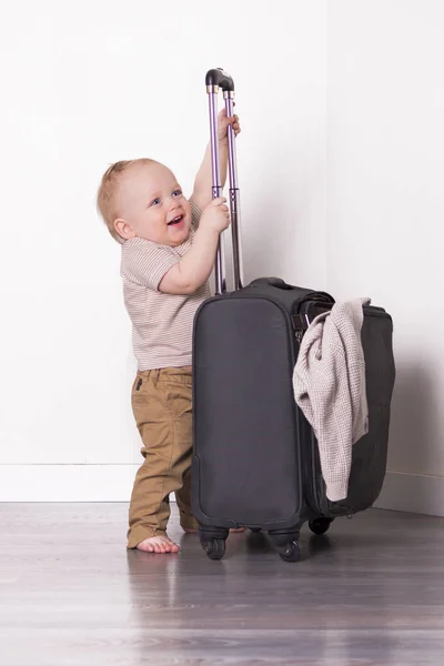 Веселий малюк з валізою. мила дитина йде у відпустку — стокове фото