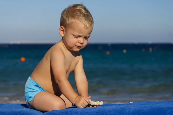 Bliska portret dziecka na plaży. widok na morze. miejsce — Zdjęcie stockowe