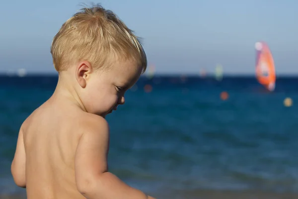 Ritratto ravvicinato del bambino sulla spiaggia. vista mare. copia spazio — Foto Stock
