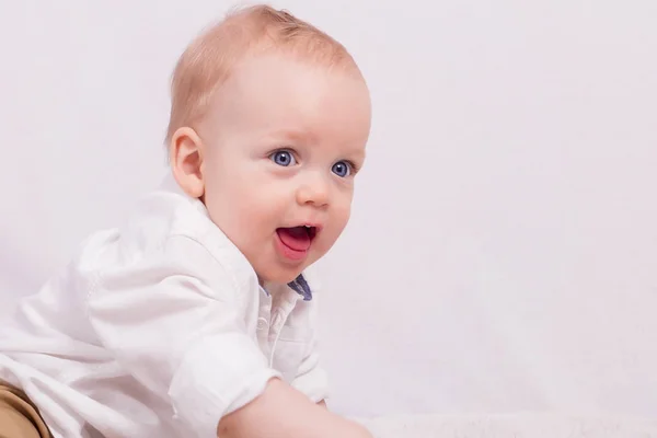 Portret szczęśliwy ładny jeden-letni chłopczyk jasnym tle — Zdjęcie stockowe