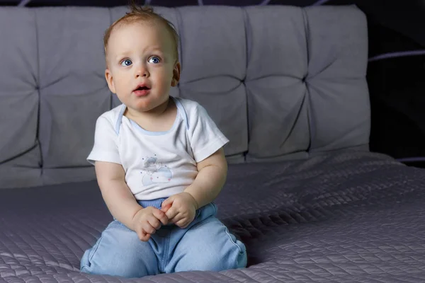 ベッドの上で見上げるかわいい赤ちゃん。スペースのコピー — ストック写真