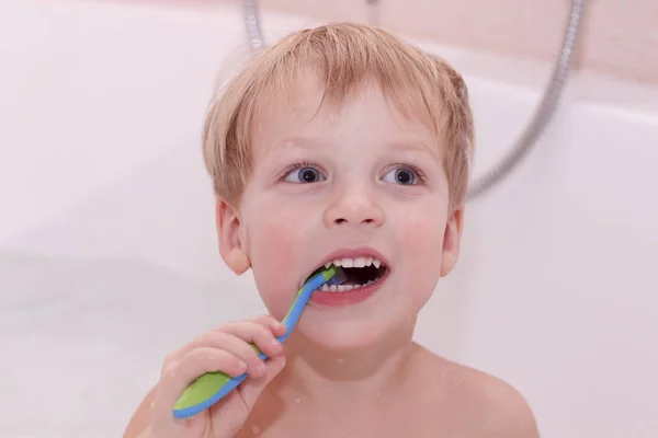 Чарівний хлопчик чистить зуби. Милий малюк з зубною щіткою у ванні — стокове фото