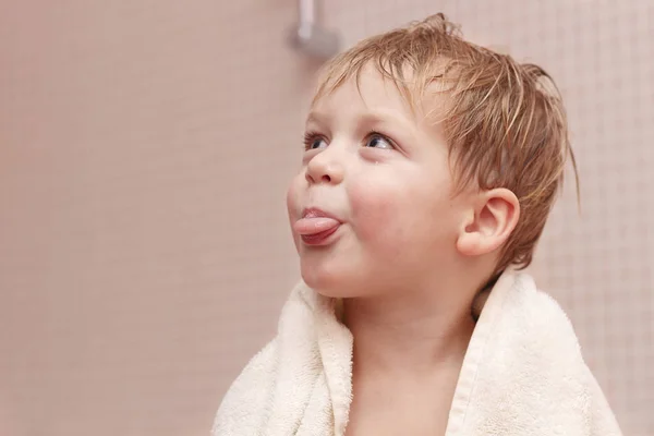 Toddler chłopiec siedzący pod kapturem ręcznik po kąpieli. — Zdjęcie stockowe