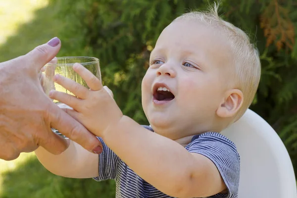 Портрет хлопчика, який п'є склянку води. Відкритий постріл — стокове фото