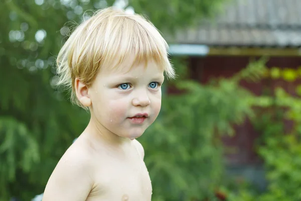 Cute Baby Boy z mokrą twarzą w ogrodzie. Gorący letni dzień. w wiejskim domu — Zdjęcie stockowe