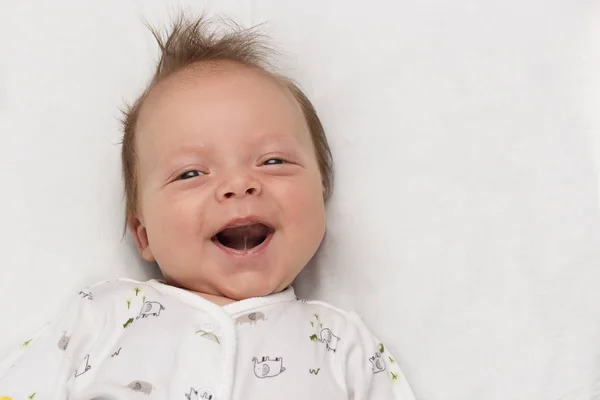 Bonito menino recém-nascido sorridente. Criança adorável olhando para a câmera. Espaço de cópia — Fotografia de Stock