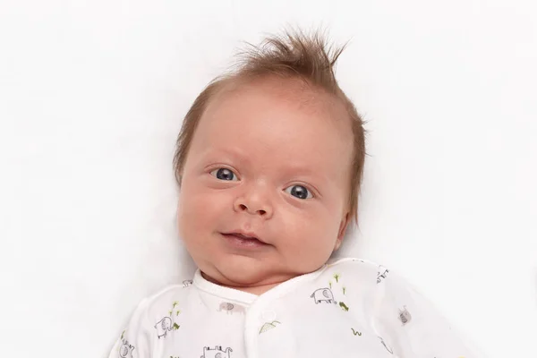 Lindo niño sonriente recién nacido. Adorable bebé mirando a la cámara . —  Fotos de Stock