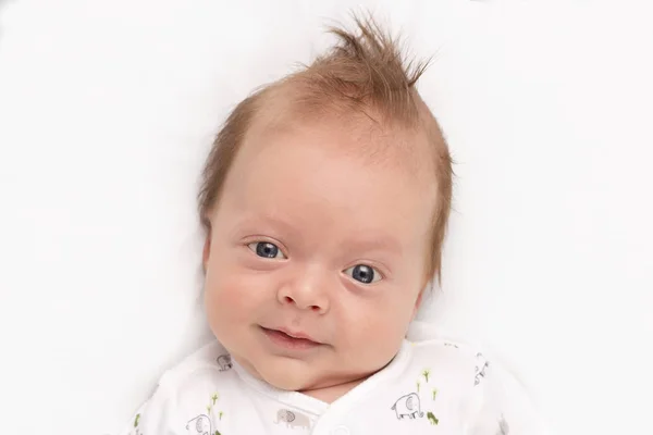 Söt leende nyfödda pojke. Bedårande spädbarn tittar på kamera. — Stockfoto