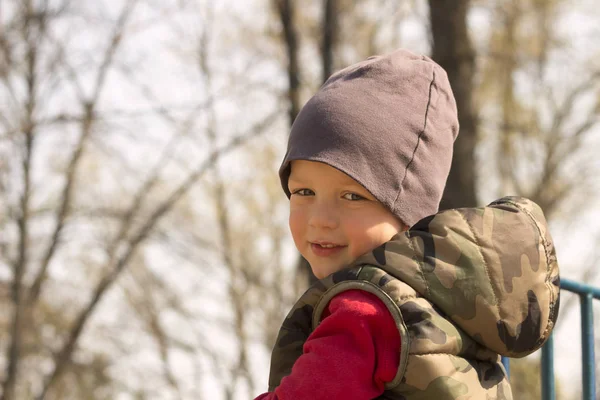 Мальчик в осеннем лесу, размытый фон, копировальное пространство . — стоковое фото