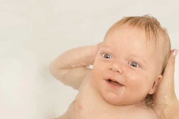 Pequeño niño de ojos azules bañándose en la bañera —  Fotos de Stock