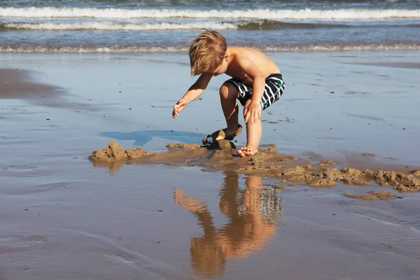 Bambino carino che gioca sul mare o sulla spiaggia dell'oceano — Foto Stock