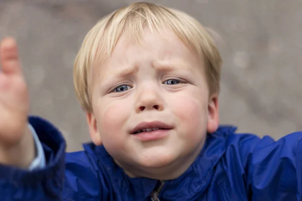 Triste Tout Petit Qui Pleure Leve Les Mains Gros Plan Portrait De Bebe Garcon Demandant Ramassage Actif Croissance Stock Photo