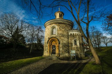 Prague, Çek Cumhuriyeti / Avrupa - 16 Ocak 2019: saint Martin 11.asır Vysehrad, yeşil otlar, ağaçlar, güneşli bir gün, mavi gökyüzü ile park, taş ayakta yapılmış inşa edilen Ortaçağ rotunda