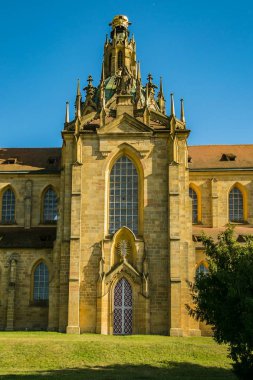Kladruby, Çek Cumhuriyeti / Avrupa - 7 Temmuz 2018: varsayım Meryem Ana Kilisesi inşa Kulesi ve heykeller, güneşli bir gün, mavi gökyüzü, dikey görüntü ile Barok Gotik tarzı, sarı bina