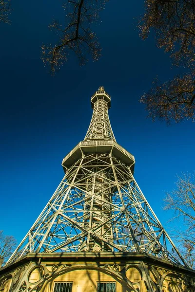 プラハ チェコ共和国 ヨーロッパ 2019 青い空 垂直方向の画像をオフにペトシーン タワー 1891From 黄色ベース 晴れた冬の日に建てられた有名な展望台 — ストック写真