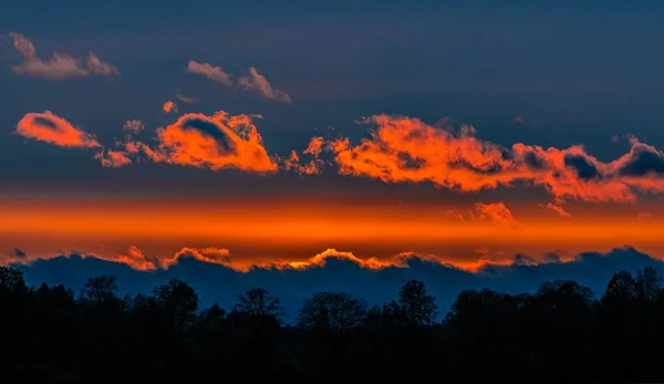 Dramatischer Dunkelblauer Himmel Mit Orangen Roten Und Goldenen Wolken Während — Stockfoto