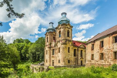 Skoky, Zlutice / Çek Cumhuriyeti - 21 Haziran 2019: Skoky, Maria Stock'taki Meryem Ana Ziyareti barok kilisesi, Batı Bohemya'da eski bir hac yeridir. Güneşli bir gün, bulutlu mavi gökyüzü.