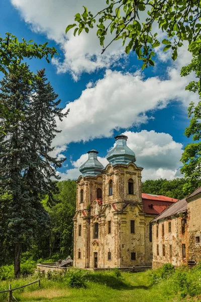 Skoky Zlutice Czech Republic Czerwiec 2019 Barokowy Kościół Nawiedzenia Nmp — Zdjęcie stockowe