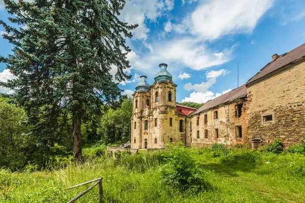 Skoky Zlutice Czech Republic Czerwiec 2019 Barokowy Kościół Nawiedzenia Nmp — Zdjęcie stockowe